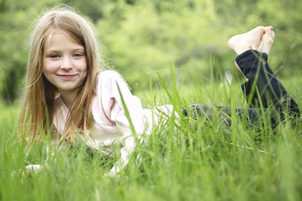 Bedårande liten flicka i skogen ängen — Stockfoto