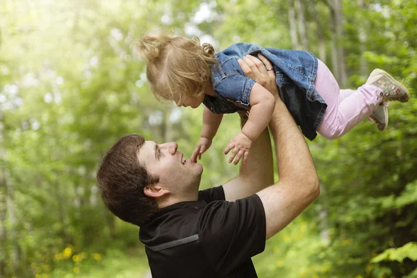 Vader en dochter in bos op een weide — Stockfoto