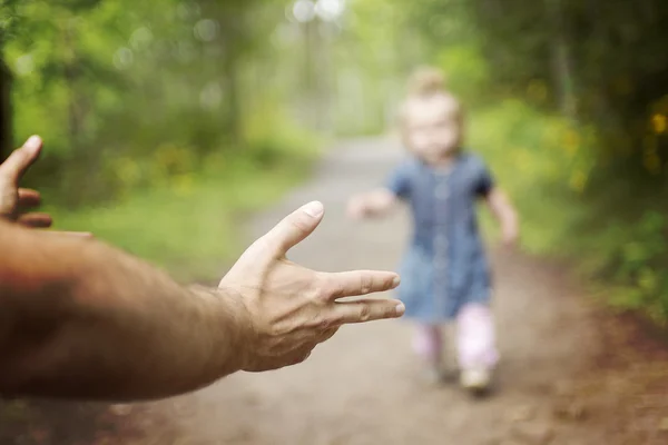Ojciec dziecka spacerem — Zdjęcie stockowe