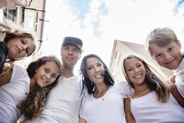 Summer family portrait of parents and kids outside in urban styl — Stock Photo, Image