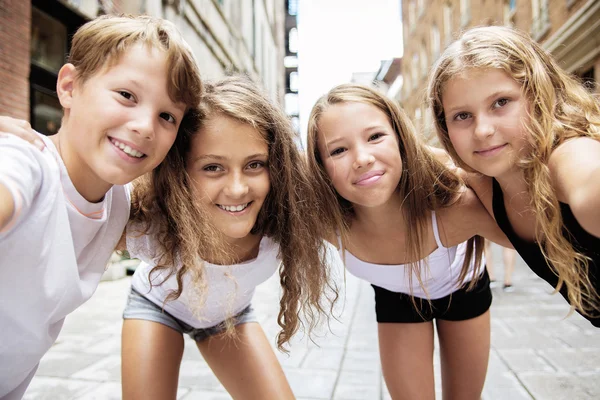 Grupa dzieci w miejskich ulic — Zdjęcie stockowe