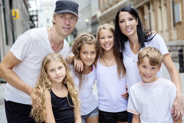 Zomer familie portret van ouders en kinderen buiten in stedelijke stijl — Stockfoto