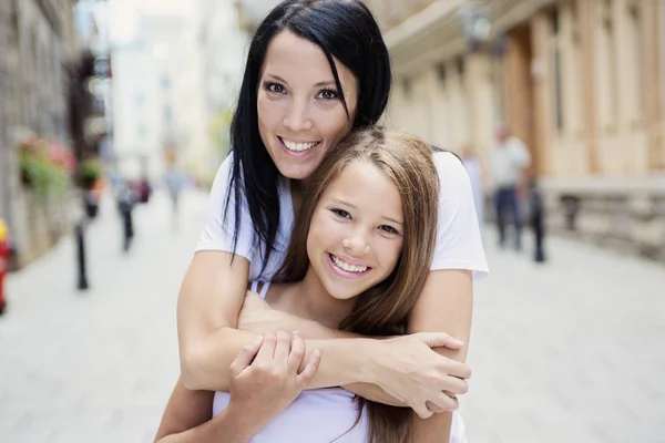 Dochter met fmother in stad — Stockfoto