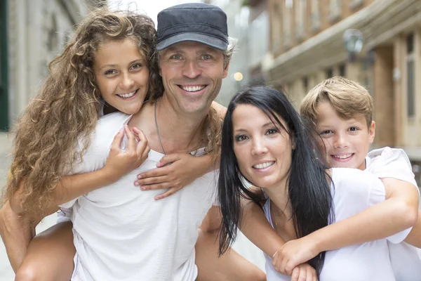 Zomer familie portret van ouders en kinderen buiten in stedelijke stijl — Stockfoto