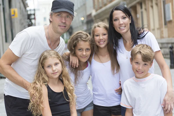 Zomer familie portret van ouders en kinderen buiten in stedelijke stijl — Stockfoto