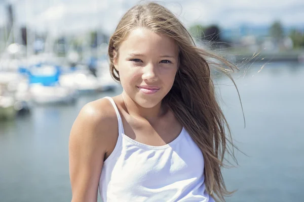 Długowłosy nastolatek dziewczyna stojąc na plaży — Zdjęcie stockowe