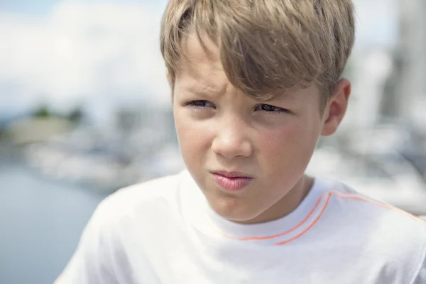 Jonge tiener jongen staande op het strand — Stockfoto