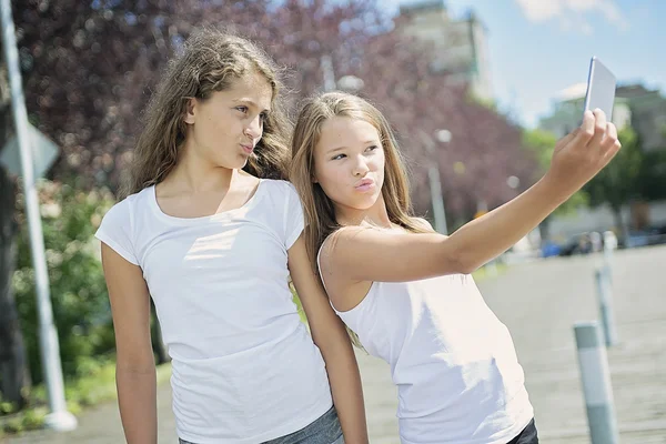 Retrato uma irmã adolescente fora se divertindo — Fotografia de Stock