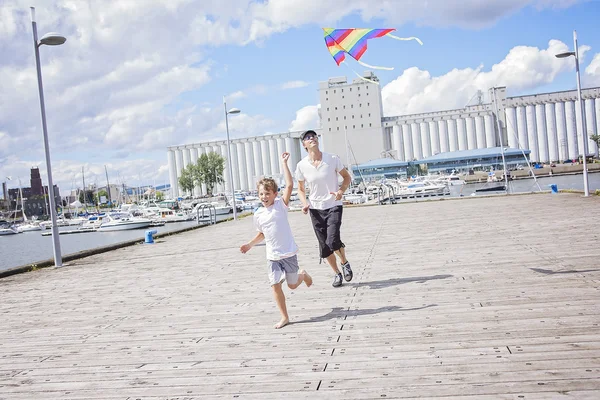 Happy dad and son flying a kite together — Stock Photo, Image