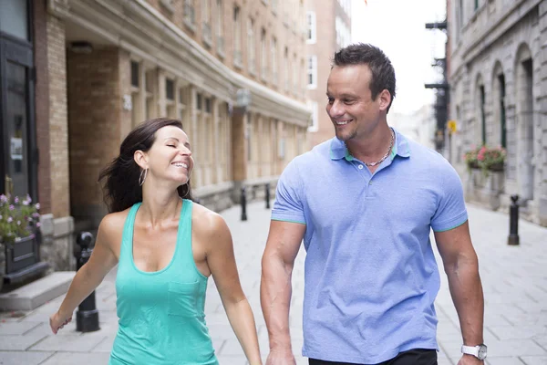 Stedelijke paar op een straat plezier — Stockfoto