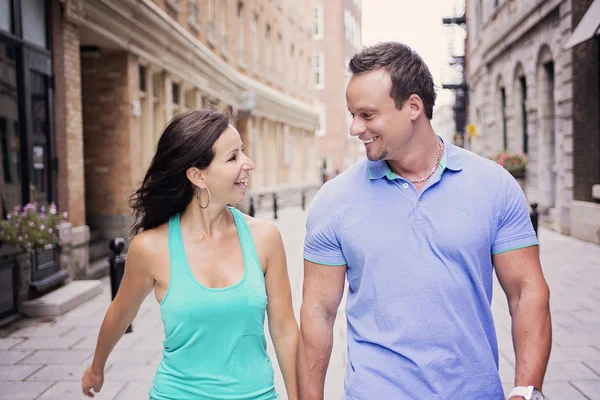 Stedelijke paar op een straat plezier — Stockfoto