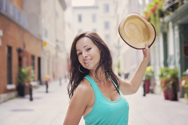 Porträt einer attraktiven Frau mit urbanem Hintergrund in lässiger Kleidung — Stockfoto