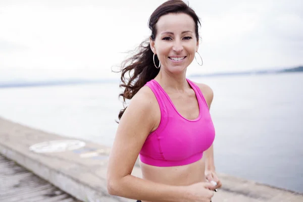 Mujer corriendo al aire libre entrenamiento para correr maratón . — Foto de Stock