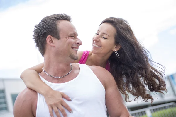 Sportlerin und Mann joggen draußen auf Straße. — Stockfoto