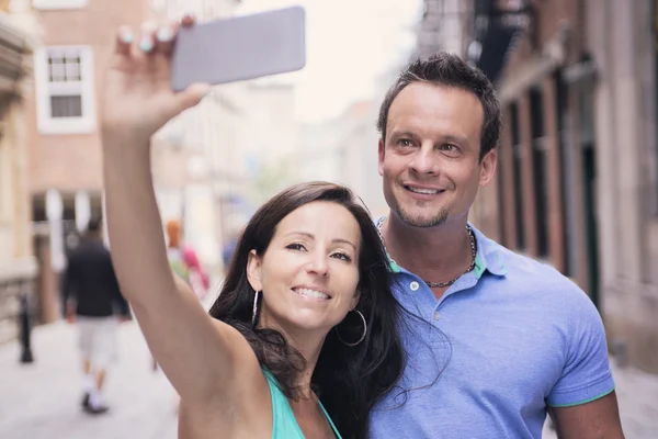 Casal urbano em uma rua se divertindo — Fotografia de Stock