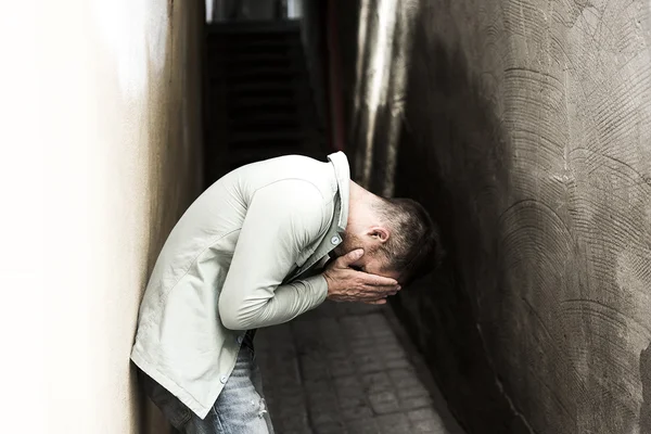 Porträt eines jungen, depressiven Mannes im Schmerz — Stockfoto