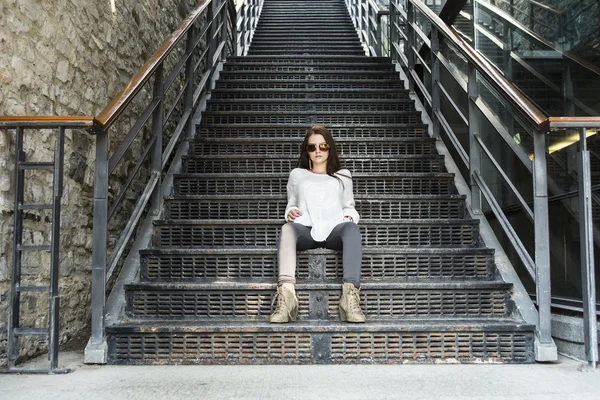 Joven mujer bastante elegante sentado en las escaleras —  Fotos de Stock