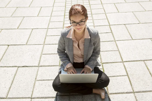 Portrait of a smiling business woman — Stock Photo, Image