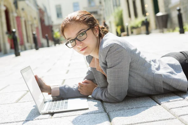 Portrait of a smiling business woman — Stock Photo, Image