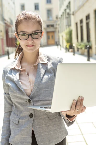 Portrait of a smiling business woman — Stock Photo, Image