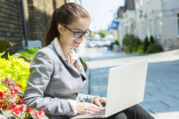 Portrait of a smiling business woman — Stock Photo, Image