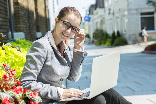 Portrait of a smiling business woman — Stock Photo, Image