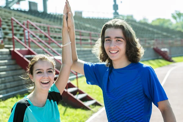 Feliz adolescente fazendo treino de treinamento e atividade esportiva — Fotografia de Stock