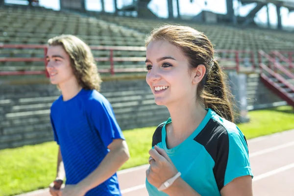 Adolescente feliz haciendo entrenamiento y actividad deportiva — Foto de Stock