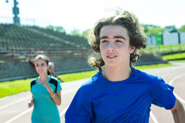 Adolescente feliz haciendo entrenamiento y actividad deportiva — Foto de Stock