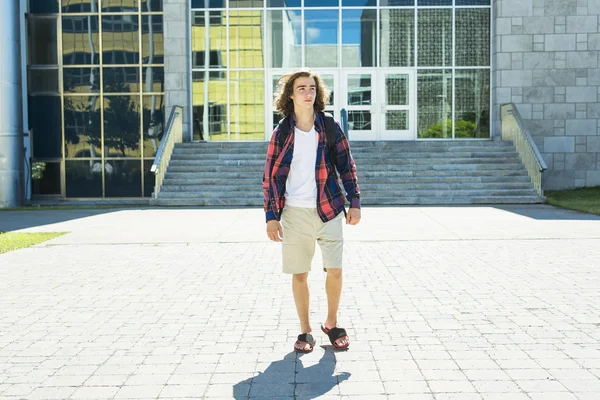 Giovane bello studente maschio al college, all'aperto . — Foto Stock