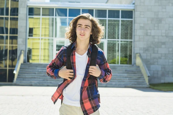 Jovem estudante bonito do sexo masculino na faculdade, ao ar livre . — Fotografia de Stock
