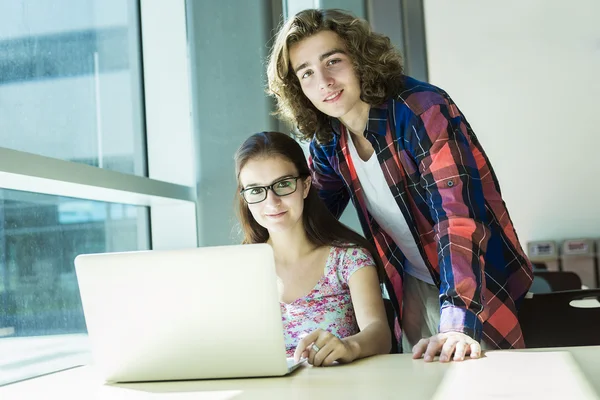 Jeune beau garçon étudiant féminin au collège — Photo