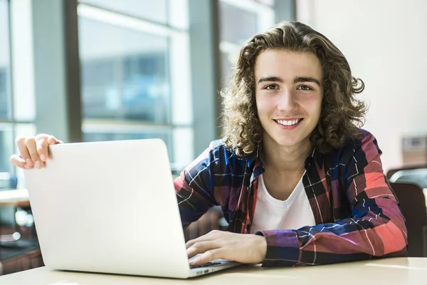 Ung snygg manlig student på högskolan — Stockfoto