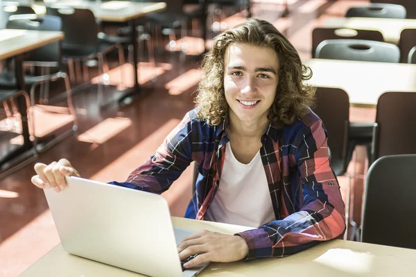 Giovane bello studente maschio al college — Foto Stock