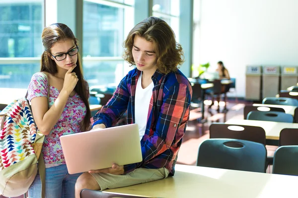 Jeune beau garçon étudiant féminin au collège — Photo