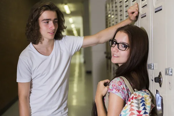 Dois Jovem estudante bonito na faculdade — Fotografia de Stock