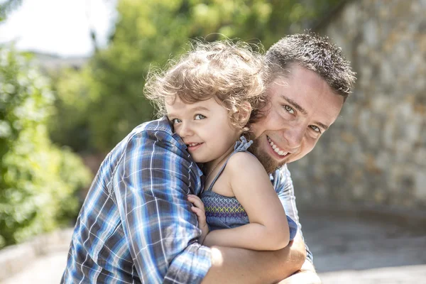 Petite fille avec est grand père avoir du plaisir — Photo