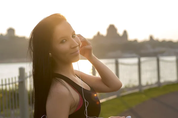 Vrouw op het strand bij zonsondergang — Stockfoto