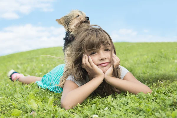 Портрет девушки, держащей красивую собаку на открытом воздухе — стоковое фото