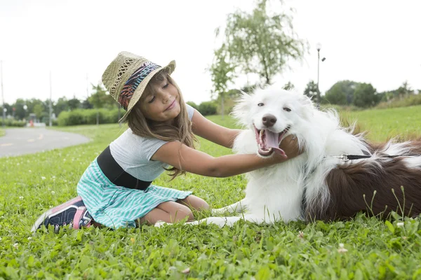 Retrato de chica mantener bonito perro al aire libre —  Fotos de Stock