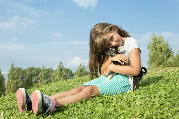 Portret dziewczyny, zachowując dość pies zewnątrz — Zdjęcie stockowe