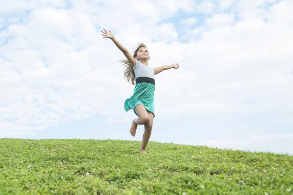 Hermoso retrato de una niña pequeña afuera en la hierba — Foto de Stock