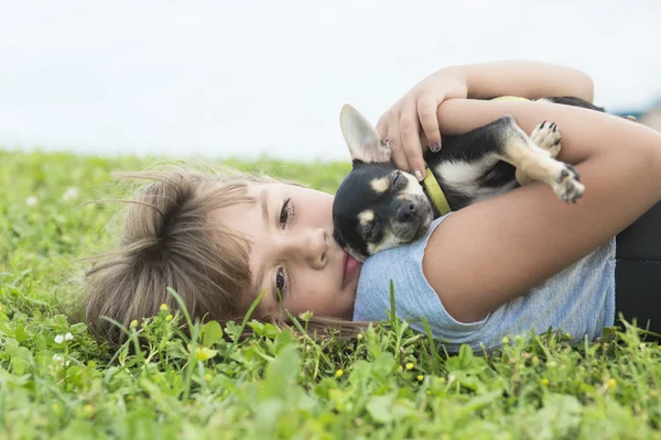 Портрет девушки, держащей красивую собаку на открытом воздухе — стоковое фото