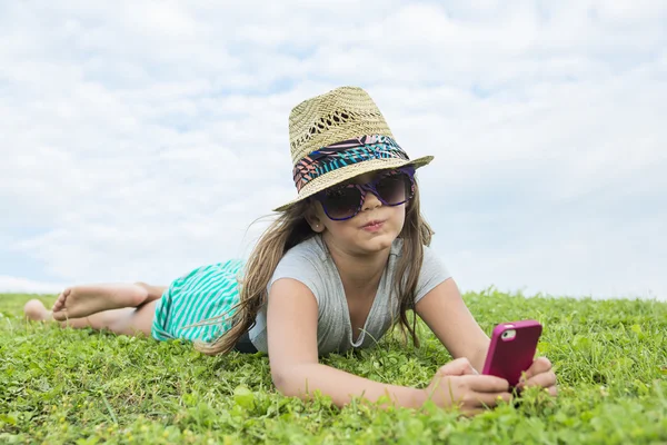 Belo retrato de uma menina lá fora na grama — Fotografia de Stock