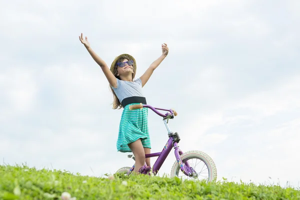 Beau portrait d'une petite fille dehors sur l'herbe — Photo