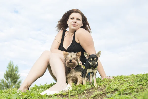 Retrato de mujer guardando bonito perro al aire libre — Foto de Stock