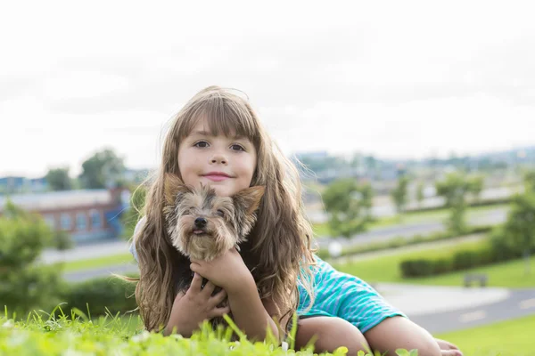 Retrato de menina mantendo cão bonito ao ar livre — Fotografia de Stock