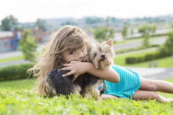 Retrato de chica mantener bonito perro al aire libre —  Fotos de Stock