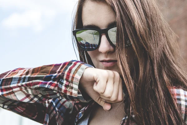 Mooi modern meisje jeugd stijl en mode shot. — Stockfoto