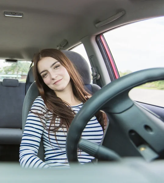 Kvinnan driver utanför — Stockfoto